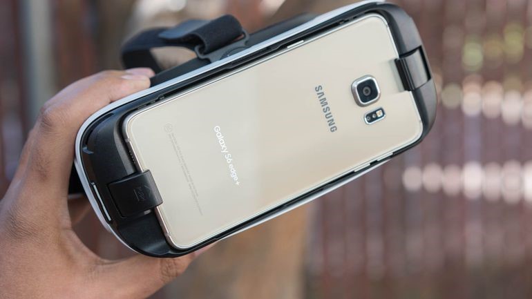 attach your phone to samsung gear vr