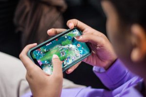 how to play games on mobile