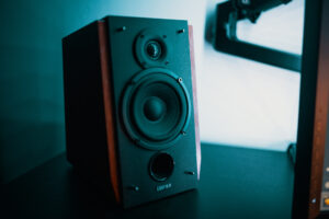 how loud is 100 watts speaker